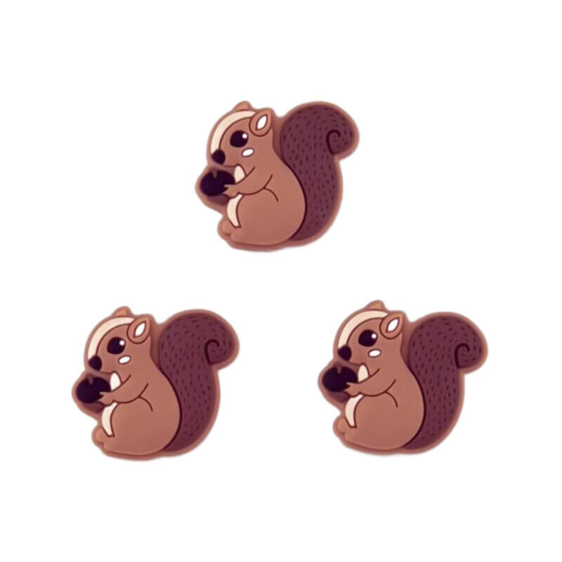 Eichhörnchen mit Eichel