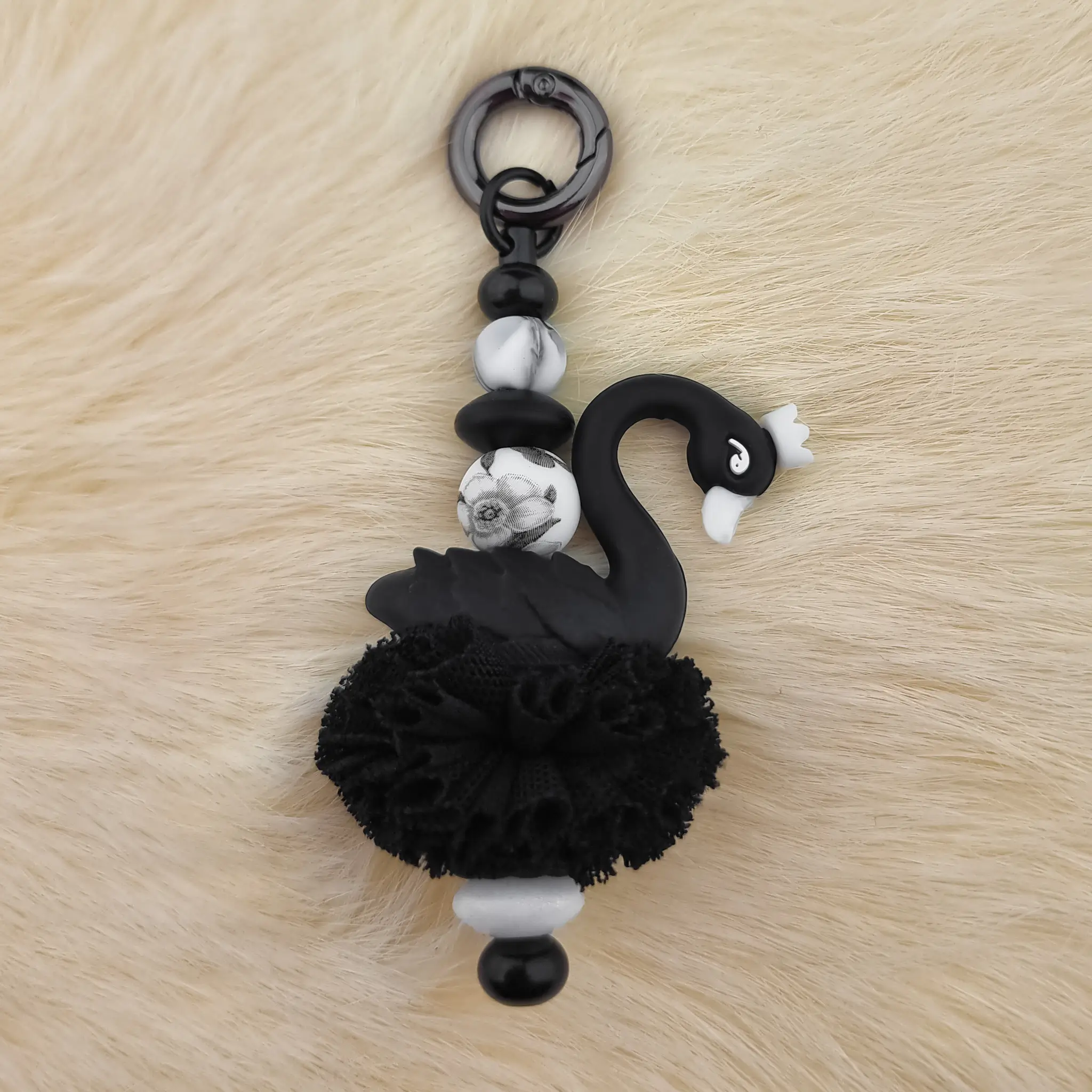 20250420_184128 DIY Sleutel / Telefoon of tashanger - Zwaantje - Zwart Ruche - Afbeelding 1