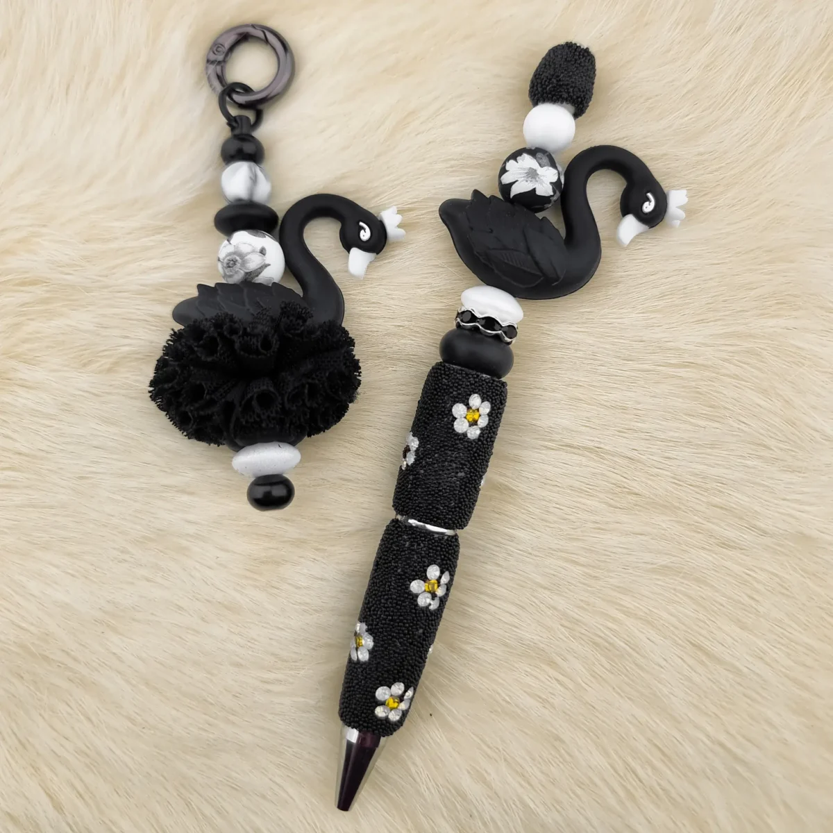 DIY Sleutel / Telefoon of tashanger - Zwaantje - Zwart Ruche - Afbeelding 2