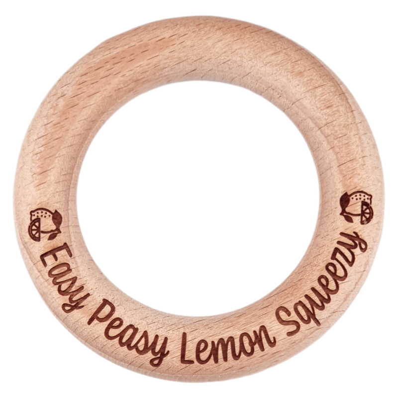 Houten ring - Gegraveerd - Beukenhout - Easy Peasy Lemon Squeezy - Knufl - 7 cm