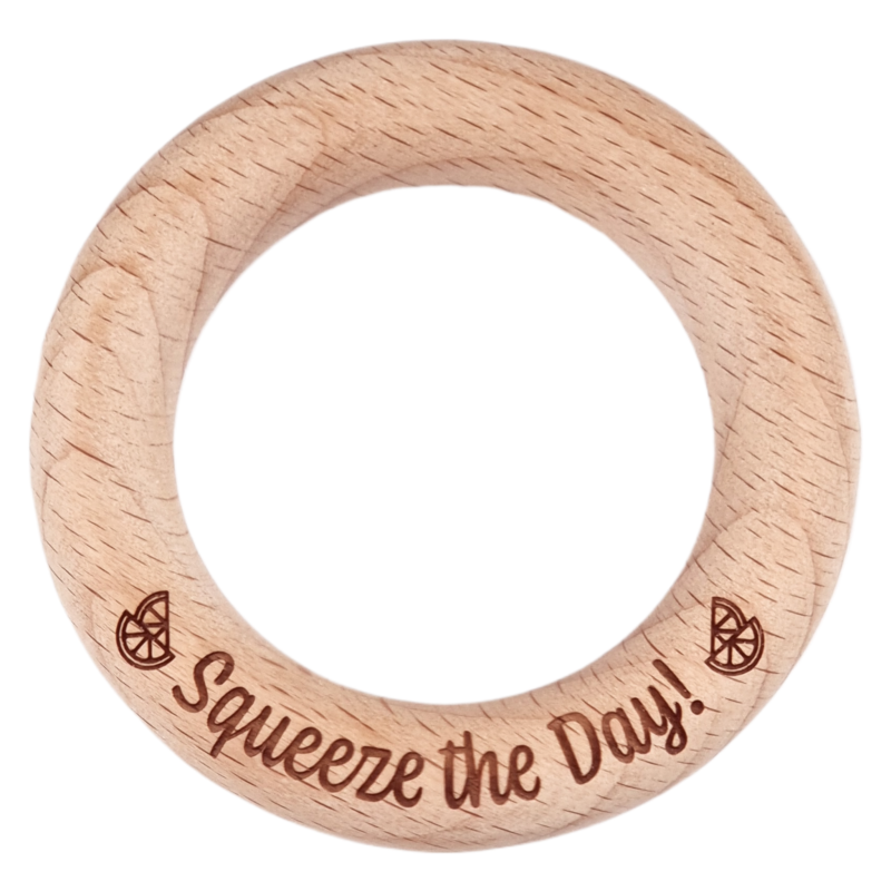 Houten ring - Gegraveerd - Beukenhout - Squeeze the Day - Knufl - 7 cm